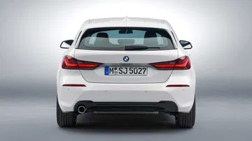 Vista trasera del BMW Serie 1 mostrando líneas y ópticas renovadas.