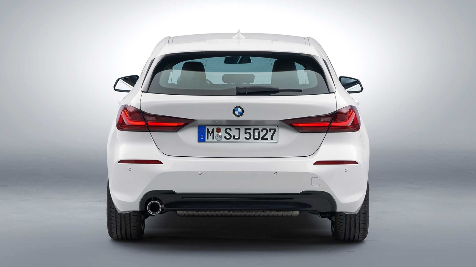 Vista trasera del BMW Serie 1 mostrando líneas y ópticas renovadas.