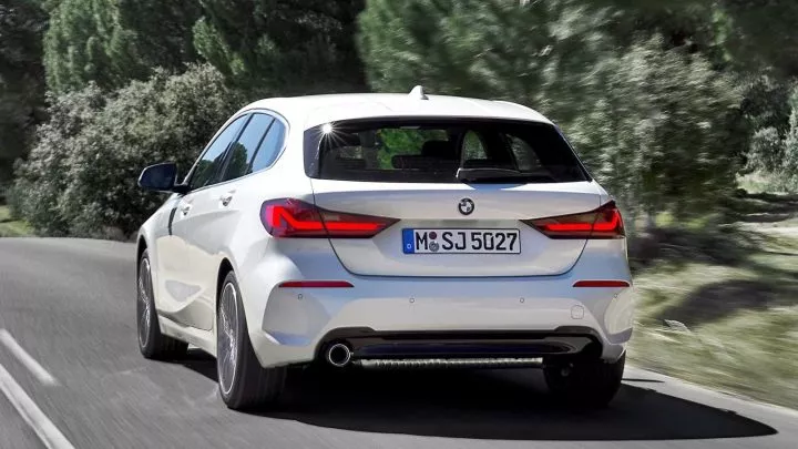 Vista dinámica trasera y lateral del BMW Serie 1 en carretera.