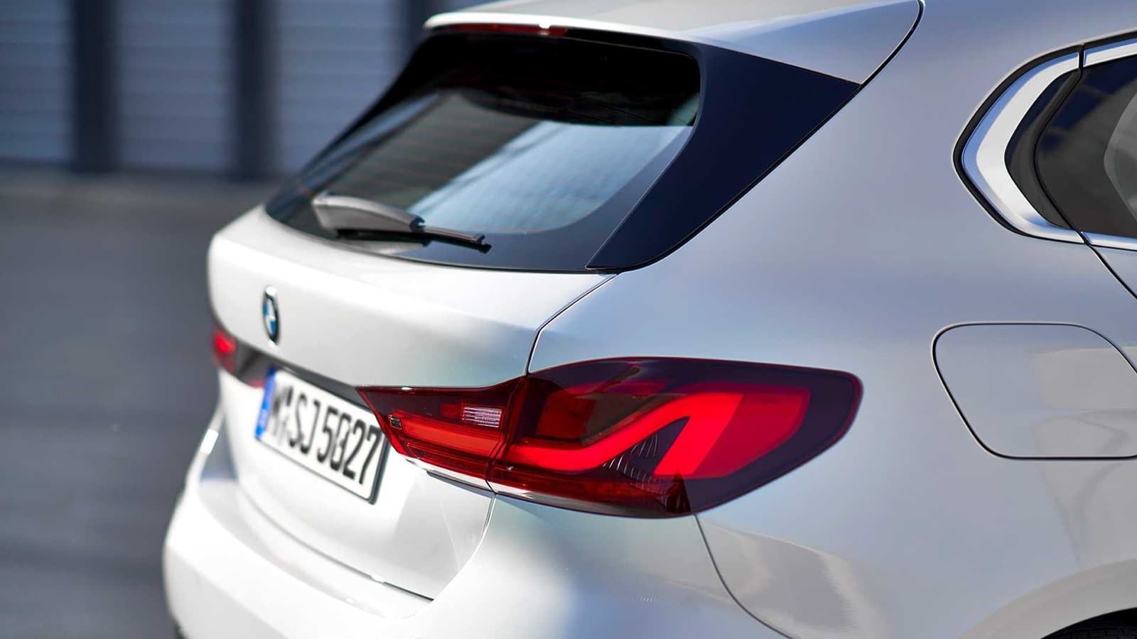 Vista trasera enfocando los pilotos LED del BMW Serie 1.