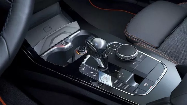 Vista detallada de la consola central del BMW Serie 1 con palanca de cambios y controles.