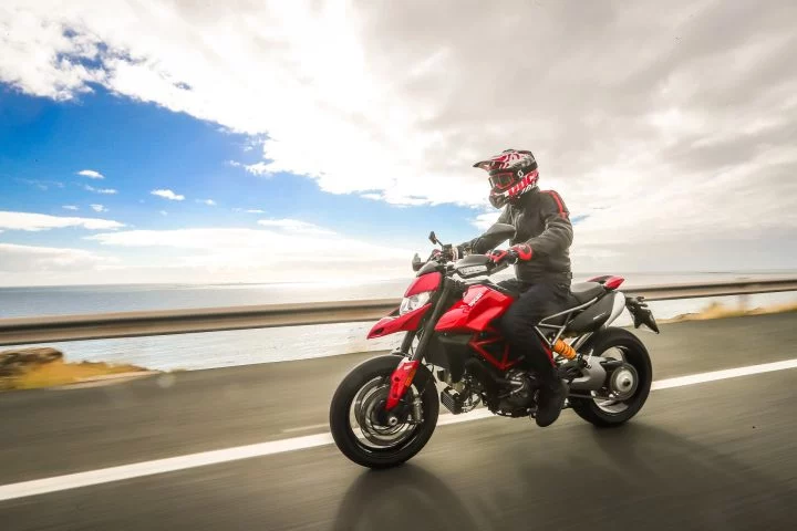 Ducati Hypermotard 950 Action 00 Uc70359 Mid