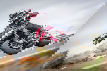 Ducati Hypermotard 950 Action 01 Uc70360 Mid