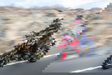 Ducati Hypermotard 950 Action 02 Uc70361 Mid