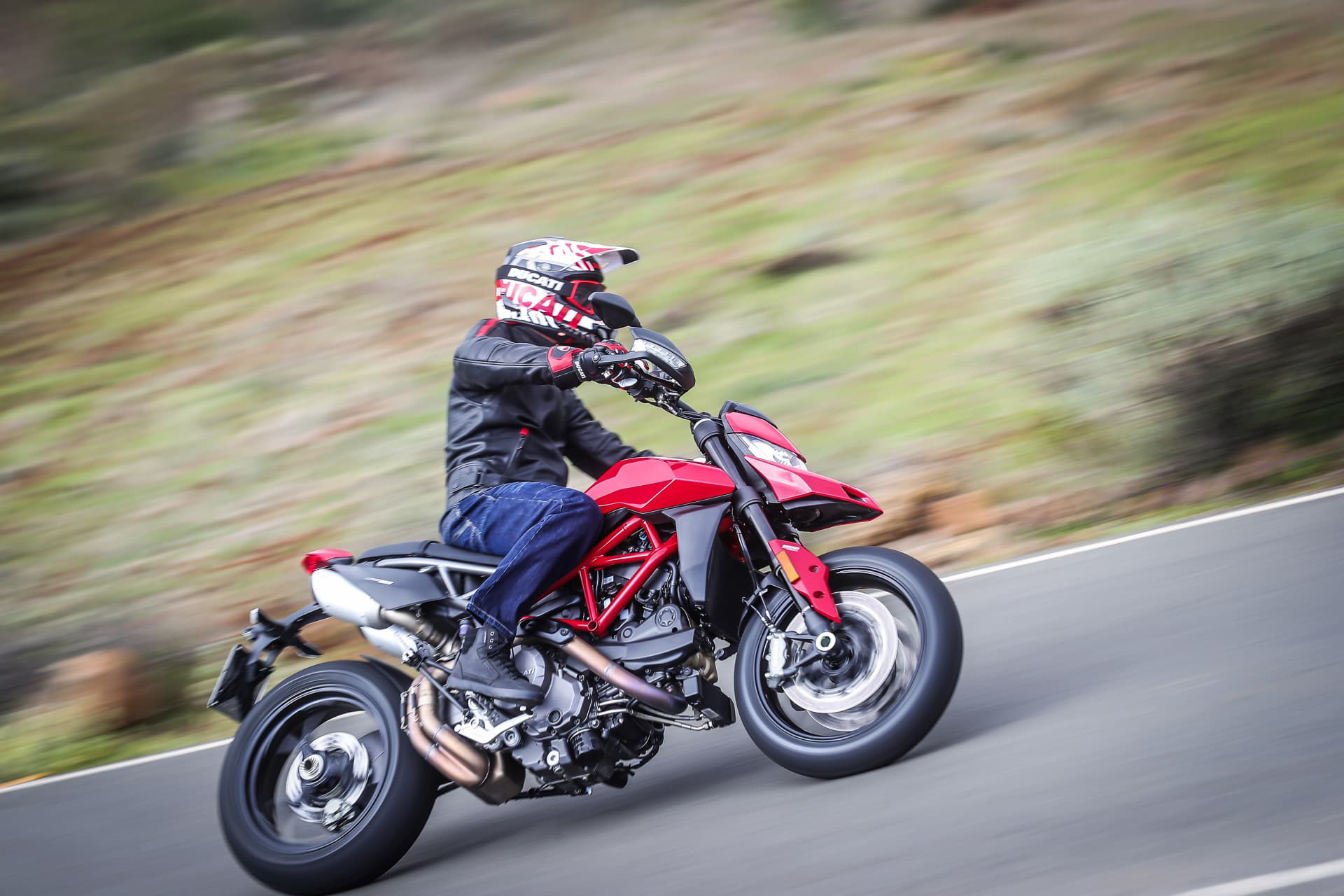 Ducati Hypermotard 950 Action 14 Uc70355 Mid