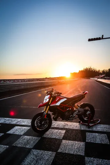 Ducati Hypermotard 950 Sp Static 03 Uc70300 Mid