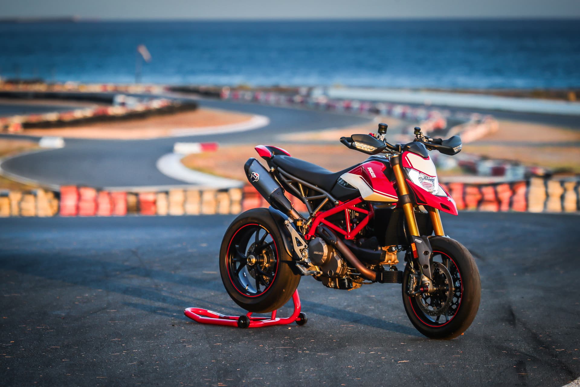 Ducati Hypermotard 950 Sp Static 05 Uc70305 Mid