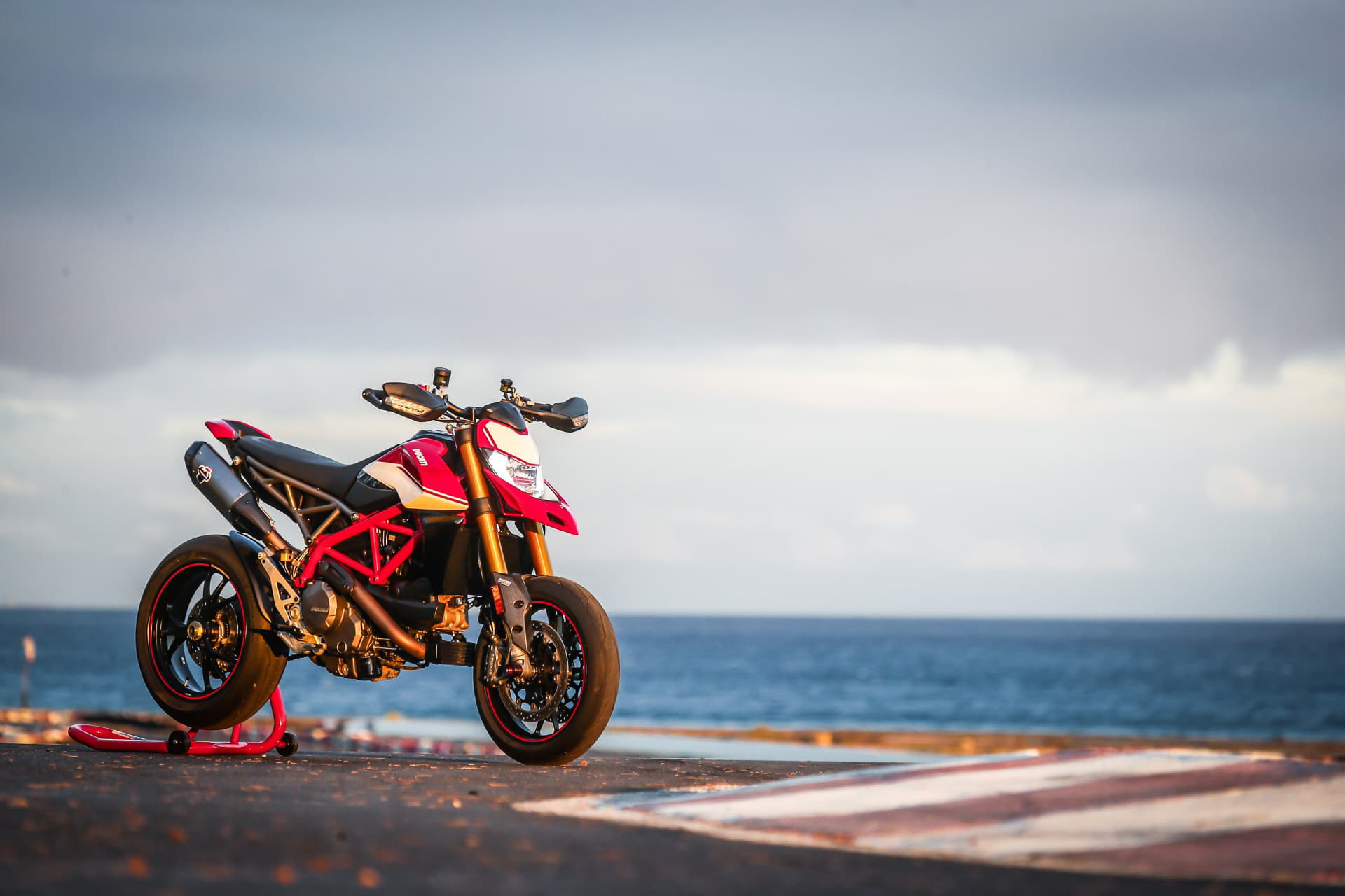 Ducati Hypermotard 950 Sp Static 06 Uc70304 Mid