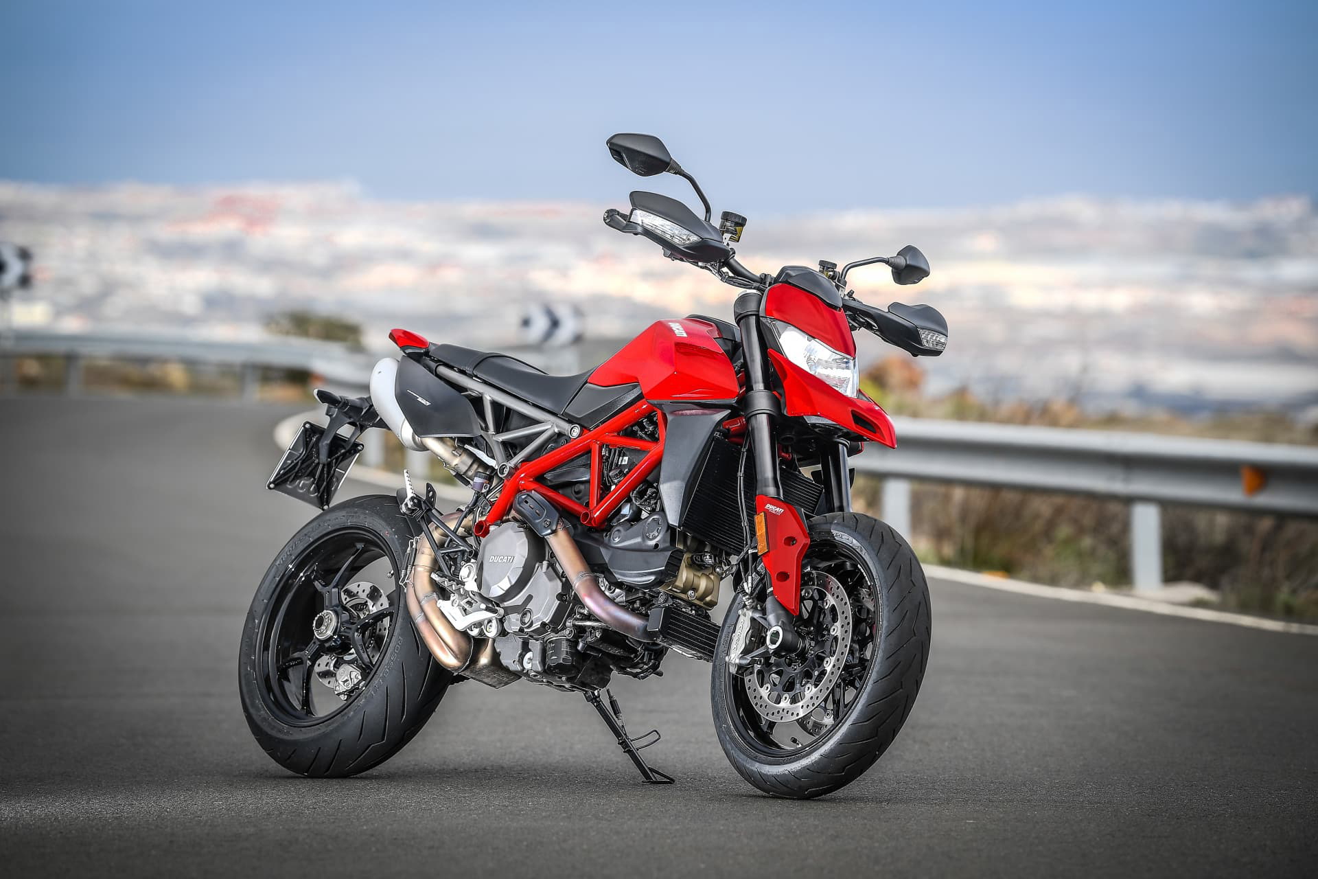 Ducati Hypermotard 950 Static 00 Uc70262 Mid