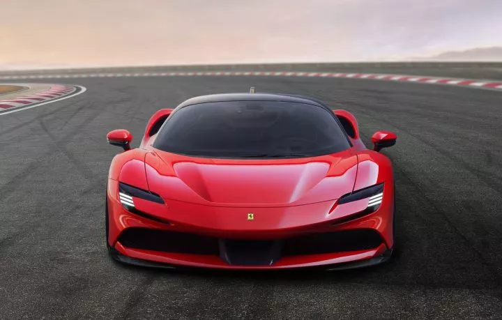 Vista frontal del Ferrari SF90 enfatizando su diseño aerodinámico