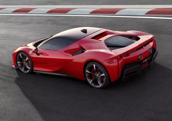 Vista lateral del Ferrari SF90 mostrando su diseño aerodinámico.