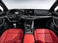Vista del habitáculo del Audi A4, destacando los asientos deportivos en color rojo.