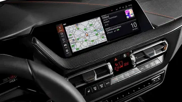 Vista cercana del sistema de infotainment del BMW Serie 1, diseño elegante.