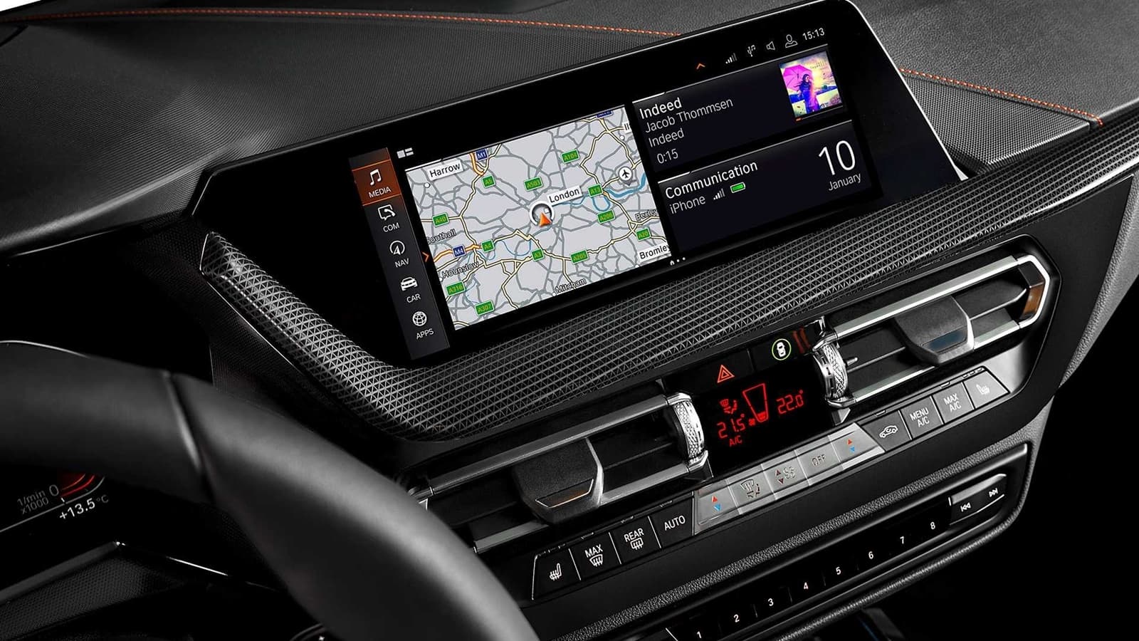 Vista cercana del sistema de infotainment del BMW Serie 1, diseño elegante.