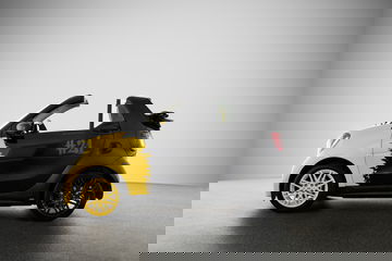 Smart Präsentiert Limitierte Sonderedition Der Letzten 21 Verbrenner: Die Letzten #21 Ihrer Art: Final Collector‘s Edition By Konstantin Grcic Smart Presents Limited Special Edition Of The Final 21 Combustion Engine Vehicles: The Final #21 Of Their Kin