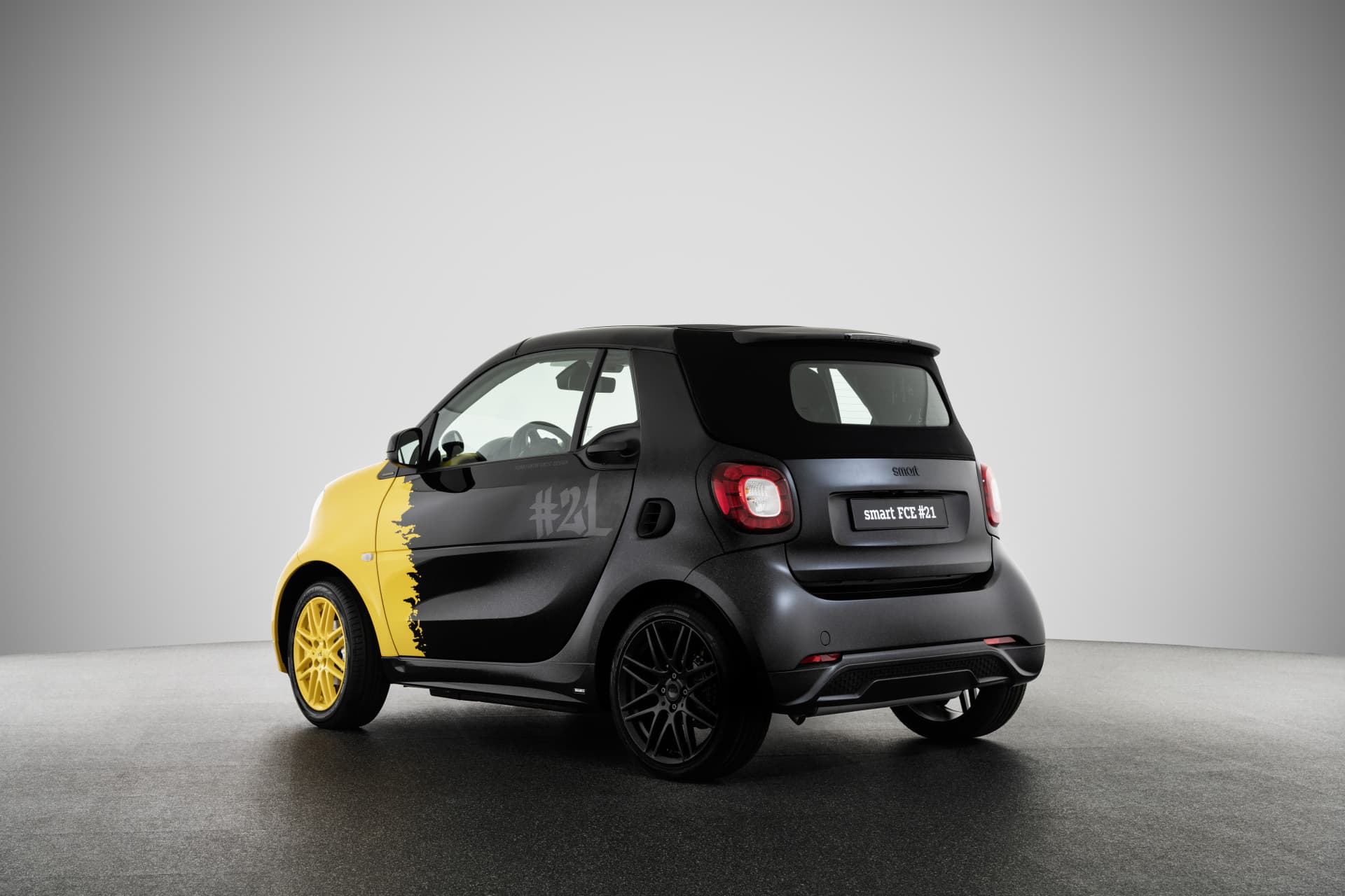 Smart Präsentiert Limitierte Sonderedition Der Letzten 21 Verbrenner: Die Letzten #21 Ihrer Art: Final Collector‘s Edition By Konstantin Grcic Smart Presents Limited Special Edition Of The Final 21 Combustion Engine Vehicles: The Final #21 Of Their Kin