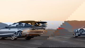 Audi A4 Avant captado al atardecer, mostrando su diseño lateral y trasero.