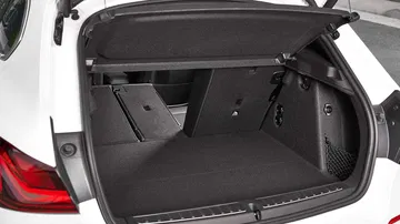 Amplio maletero del BMW Serie 1 mostrando su capacidad y acabados