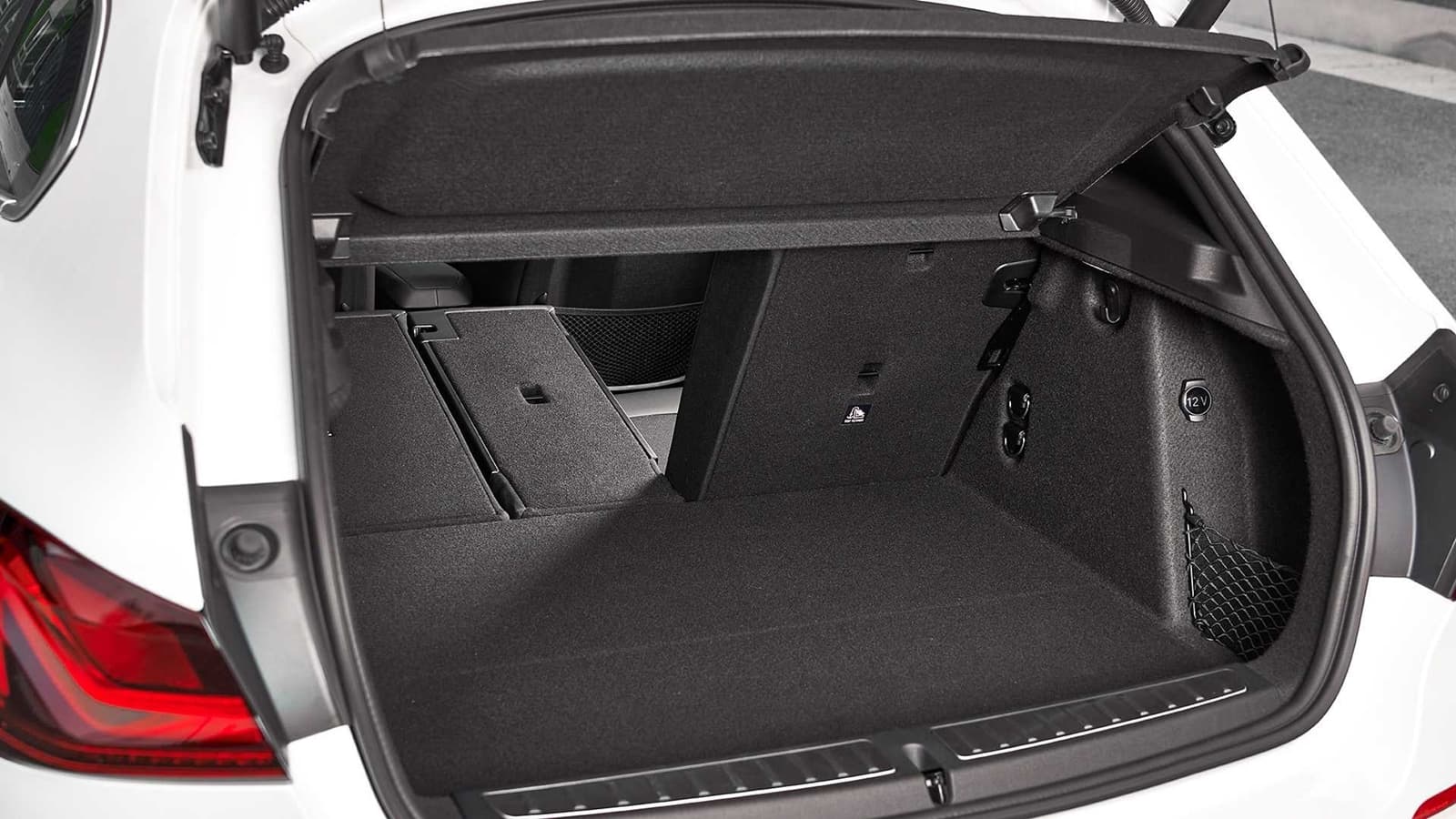 Amplio maletero del BMW Serie 1 mostrando su capacidad y acabados