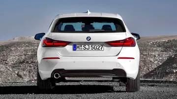Toma de la zaga del BMW Serie 1 destacando sus líneas y pilotos característicos.