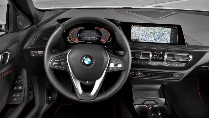 Vista del volante e instrumentación en BMW Serie 1, acabados refinados.
