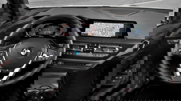 Vista del volante e instrumentación en BMW Serie 1, acabados refinados.