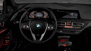 Volante multifuncional y cuadro de instrumentos digital de BMW Serie 1.