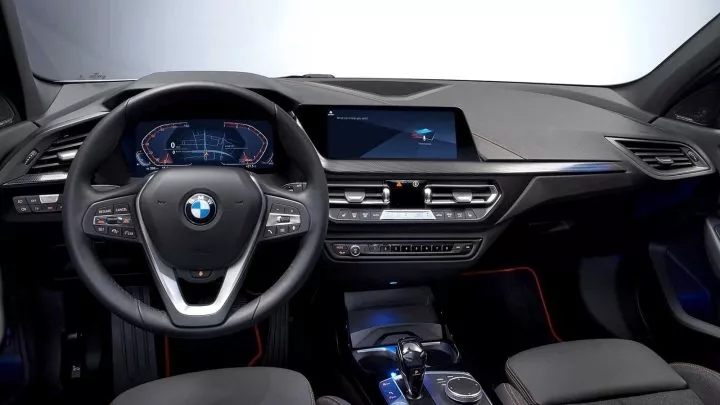 Vista del volante y pantalla central del BMW Serie 1, enfocando ergonomía y tecnología.