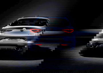 Vista frontal del Alfa Romeo Stelvio destacando su diseño elegante.