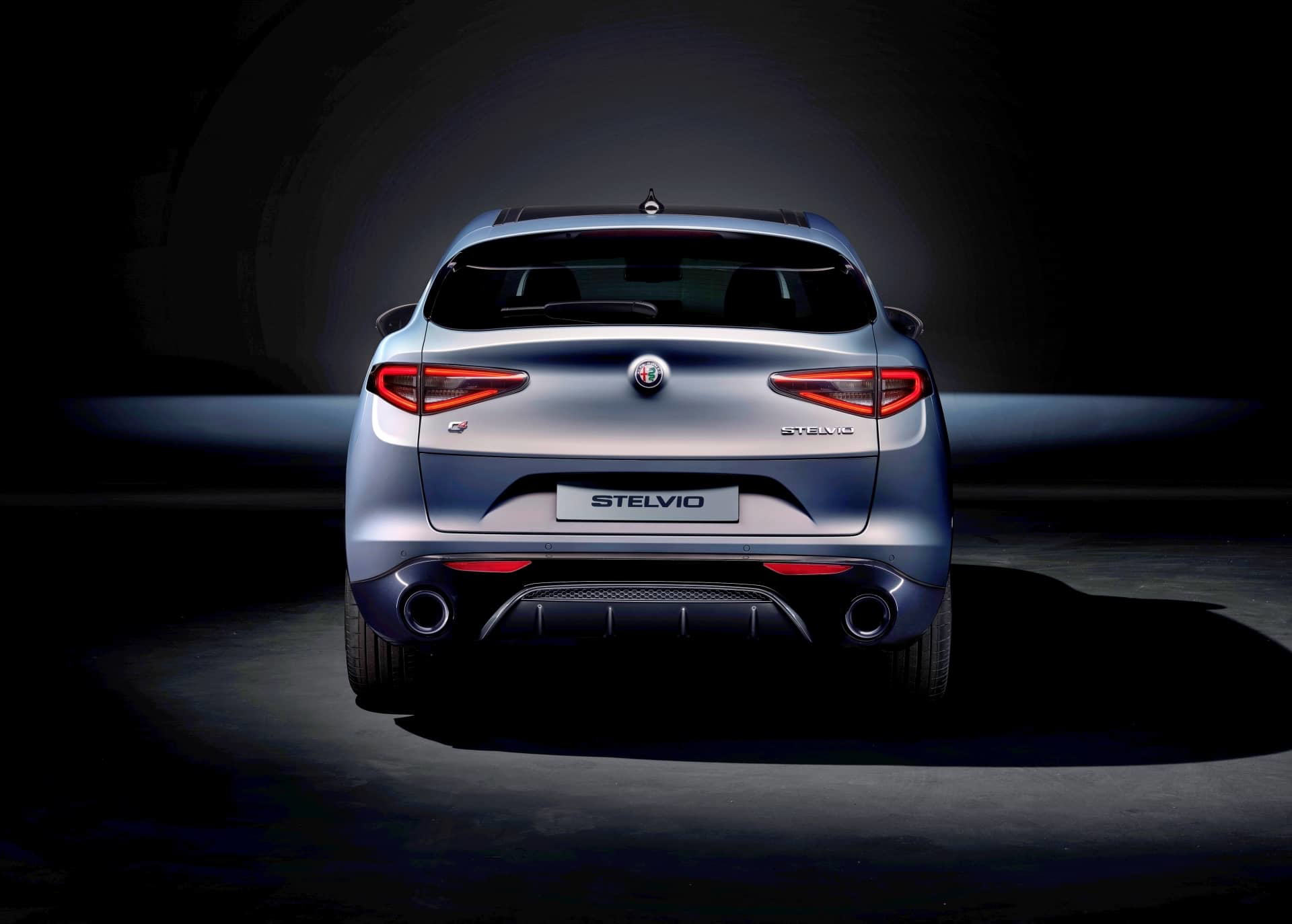 Vista frontal del Alfa Romeo Stelvio destacando su diseño elegante.