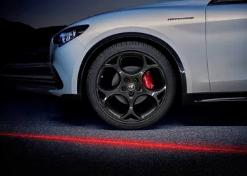 Llanta de aleación con pinza de freno roja del Alfa Romeo Stelvio