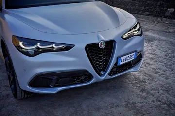 Vista frontal del Alfa Romeo Stelvio destacando su parrilla distintiva.