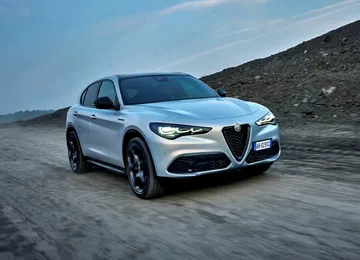 Vista en ángulo del Alfa Romeo Stelvio destacando su imponente parrilla.
