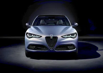 Vista frontal del Alfa Romeo Stelvio destacando su diseño distintivo.