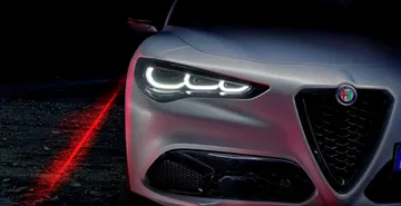 Detalle frontal destacando la parrilla y ópticas del Alfa Romeo Stelvio.