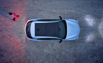 Vista aérea del Alfa Romeo Stelvio que muestra su diseño de techo y carrocería