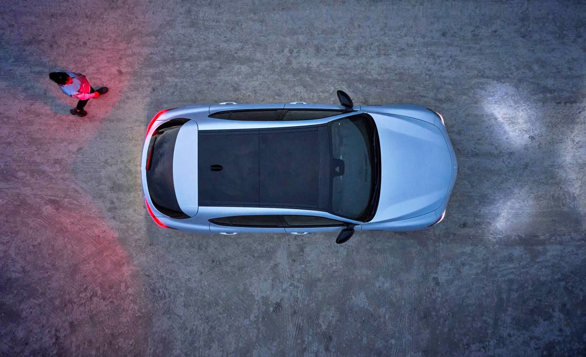 Vista aérea del Alfa Romeo Stelvio que muestra su diseño de techo y carrocería