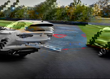 Vista trasera y lateral del Alfa Romeo Stelvio destacando su diseño deportivo.