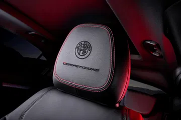 Vista detallada del acabado y emblema en el asiento del Stelvio