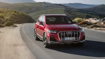 Audi Q7 en movimiento mostrando su dinámica ágil y diseño robusto.