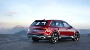 Vista trasera y lateral del Audi Q7 destacando su diseño y deportividad.