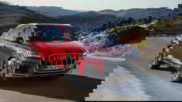 Vista dinámica del Audi Q7 rojo enfatizando su robustez y diseño.
