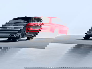 Vista trasera del Audi Q7 destacando su diseño de pilotos y líneas dinámicas