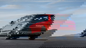 Vista dinámica de la trasera y perfil lateral del Audi Q7.