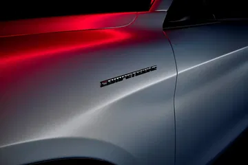 Primer plano del distintivo Stelvio sobre carrocería