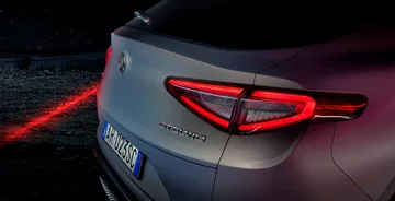 Vista en detalle del distintivo logo trasero del Alfa Romeo Stelvio.