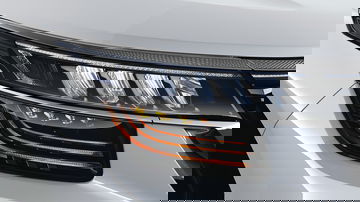 Vista cercana del faro LED con iluminación diurna distintiva del KIA Seltos.