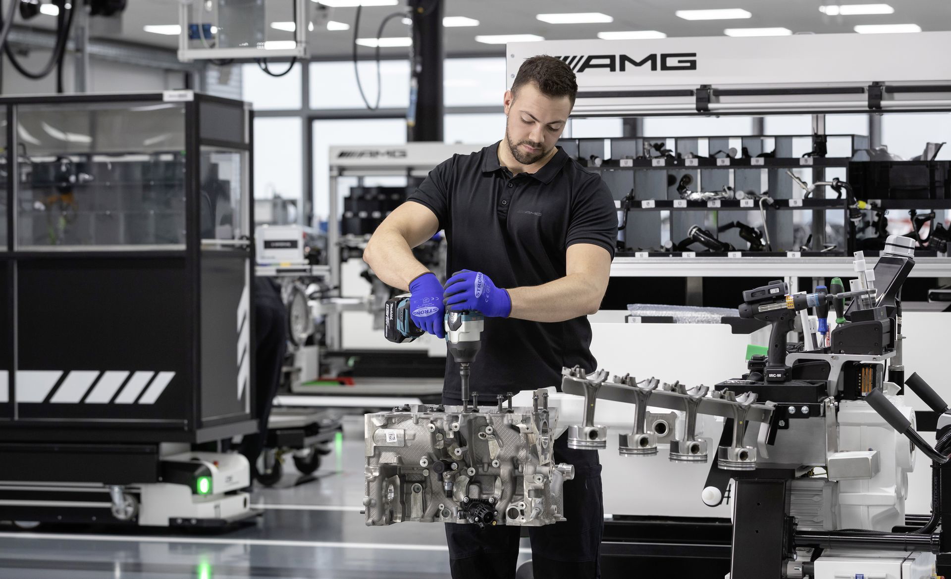 Neuer Mercedes Amg Vierzylinder Turbomotor Aus Hochmoderner Fertigung: Der Stärkste Serien Vierzylinder Der Welt, Made In Affalterbach New Mercedes Amg Four Cylinder Turbo Engine From Ultra Modern Production: The World's Most Powerful Four Cylinder Engin