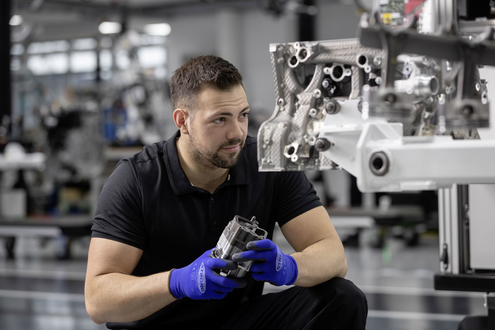 Neuer Mercedes Amg Vierzylinder Turbomotor Aus Hochmoderner Fertigung: Der Stärkste Serien Vierzylinder Der Welt, Made In Affalterbach New Mercedes Amg Four Cylinder Turbo Engine From Ultra Modern Production: The World's Most Powerful Four Cylinder Engin