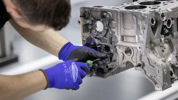 Neuer Mercedes Amg Vierzylinder Turbomotor Aus Hochmoderner Fertigung: Der Stärkste Serien Vierzylinder Der Welt, Made In Affalterbach New Mercedes Amg Four Cylinder Turbo Engine From Ultra Modern Production: The World's Most Powerful Four Cylinder Engin
